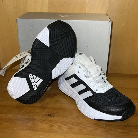 Adidas Ownthegame 2.0 Boy’s Basketball Shoes NIB - Picture 3 of 3